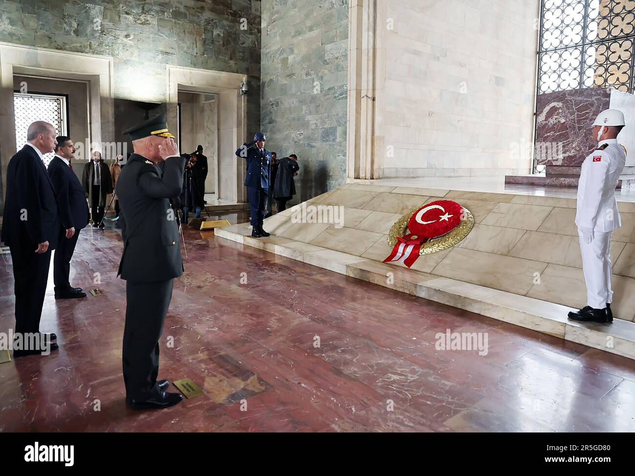 Ankara, Turchia. 03rd giugno, 2023. Il presidente Recep Tayyip Erdogan (L) visita Anitkabir, mausoleo del fondatore della Turchia moderna Mustafa Kemal Ataturk a seguito della cerimonia di giuramento ad Ankara, Turkiye, sabato 03 giugno 2023. Il presidente turco Recep Tayyip Erdogan si è giurato come capo di stato dopo aver vinto una storica elezione a termine per prolungare il suo dominio di due decenni per altri cinque anni. Foto del Presidente Turco Ufficio Stampa/ Credit: UPI/Alamy Live News Foto Stock