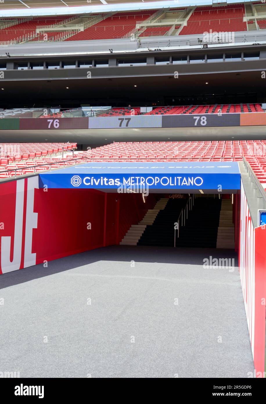 Uscire dal tunnel dei giocatori all'arena Civitas Metropolitano - il parco giochi ufficiale del FC Atletico Madrid Foto Stock