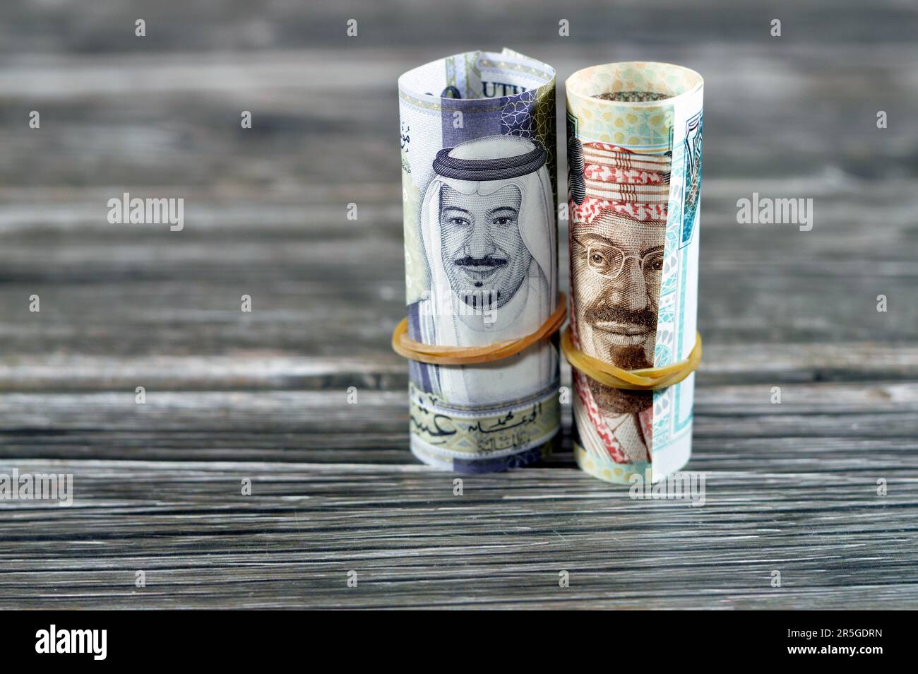 20 SAR Twenty Saudi Arabia money roll banconote riyals, Saudi riyals cash money fatture arrotolate con fasce di gomma caratteristiche immagini di re Salman e K Foto Stock