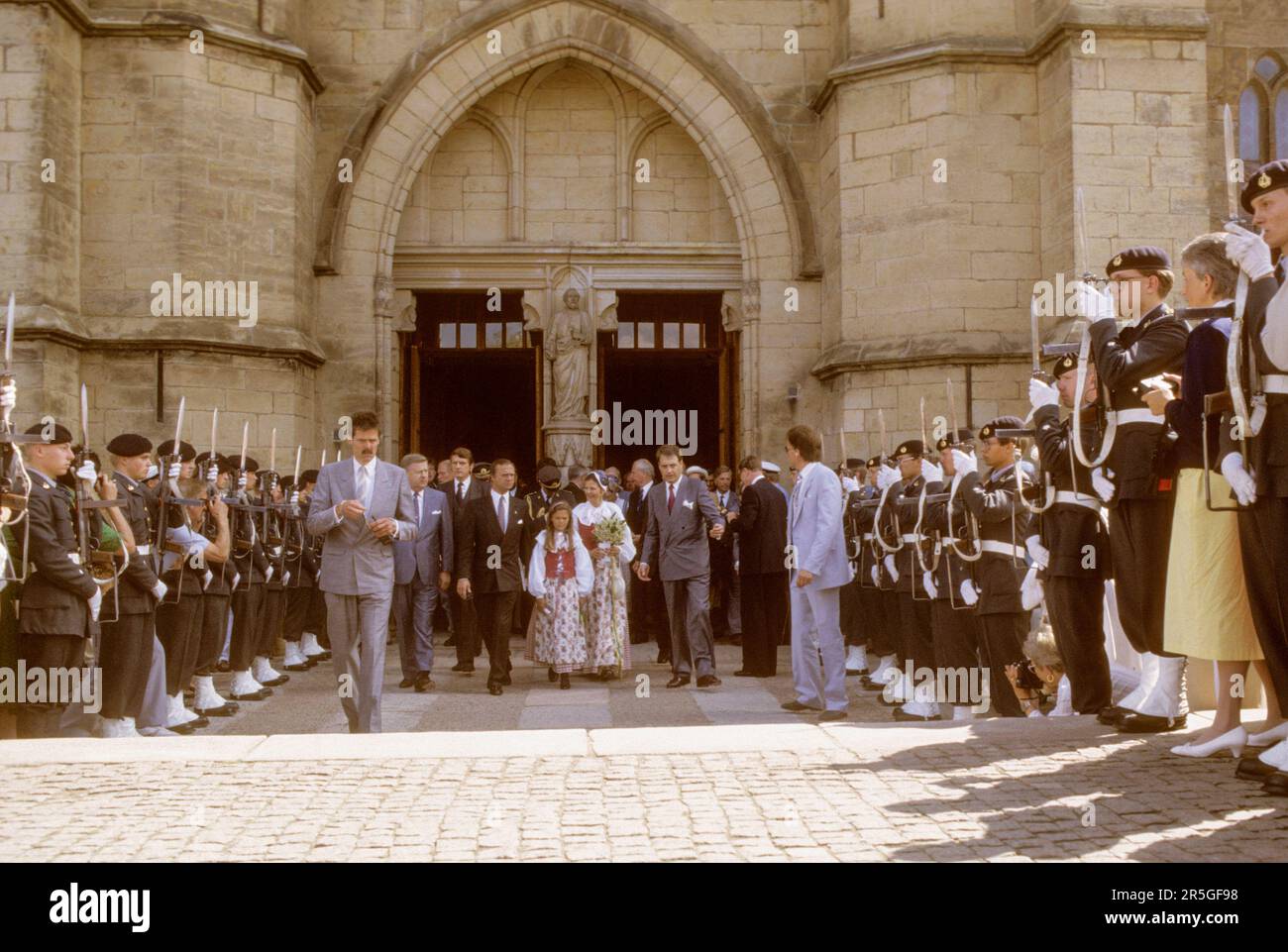 IL RE SVEDESE CARL XVI GUSTAF e la regina Silvia insieme alla principessa della corona Victoria lasciano la cattedrale di Skara dopo un servizio giubilare durante i 1000 anni di celebrazione della città Foto Stock