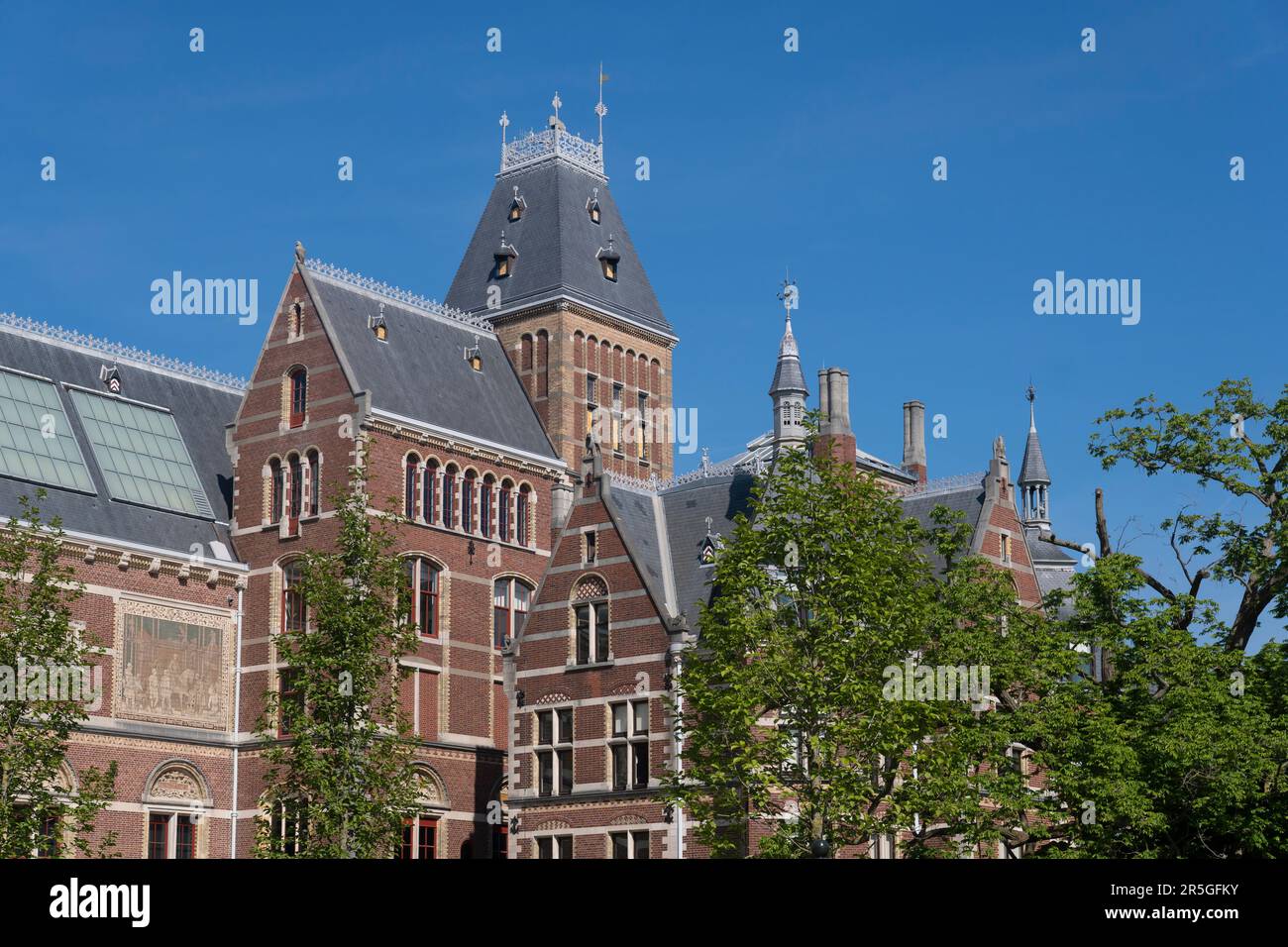 Esterno del museo Rijksmuseum progettato da Pierre Cuypers e aperto per la prima volta nel 1885 ad Amsterdam Olanda Foto Stock