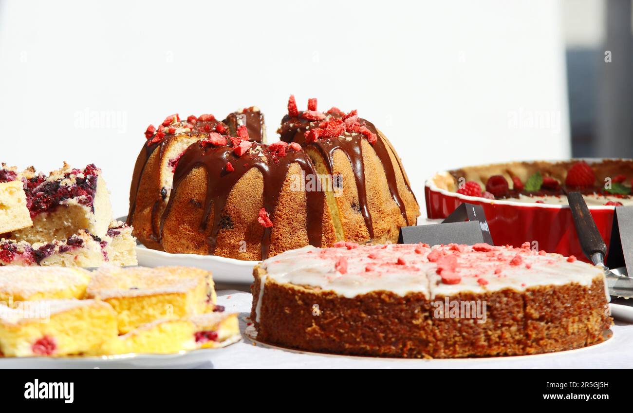 Negozio di dolciumi al mercato contadino, focalizzazione selettiva sulla torta rotonda di frutta con glassa al cioccolato detta babovka Foto Stock