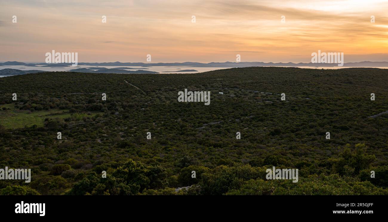 Spettacolare tramonto sull'isola delle perle della dalmazia di Pasman. Isola croata idillica destinazione estiva. Foto Stock
