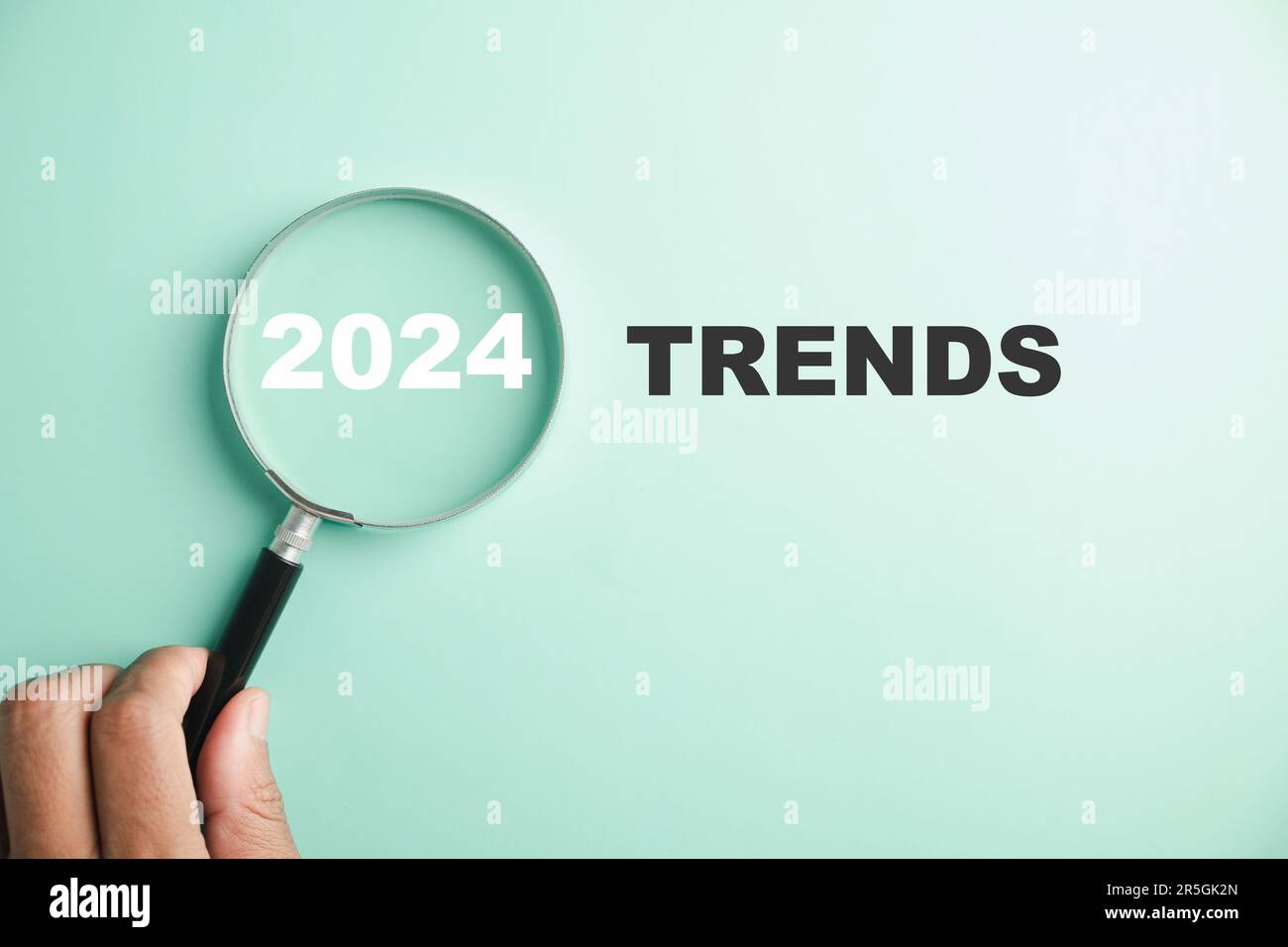 Le lenti d'ingrandimento rivelano le parole tendenze del nuovo anno 2024 Foto Stock