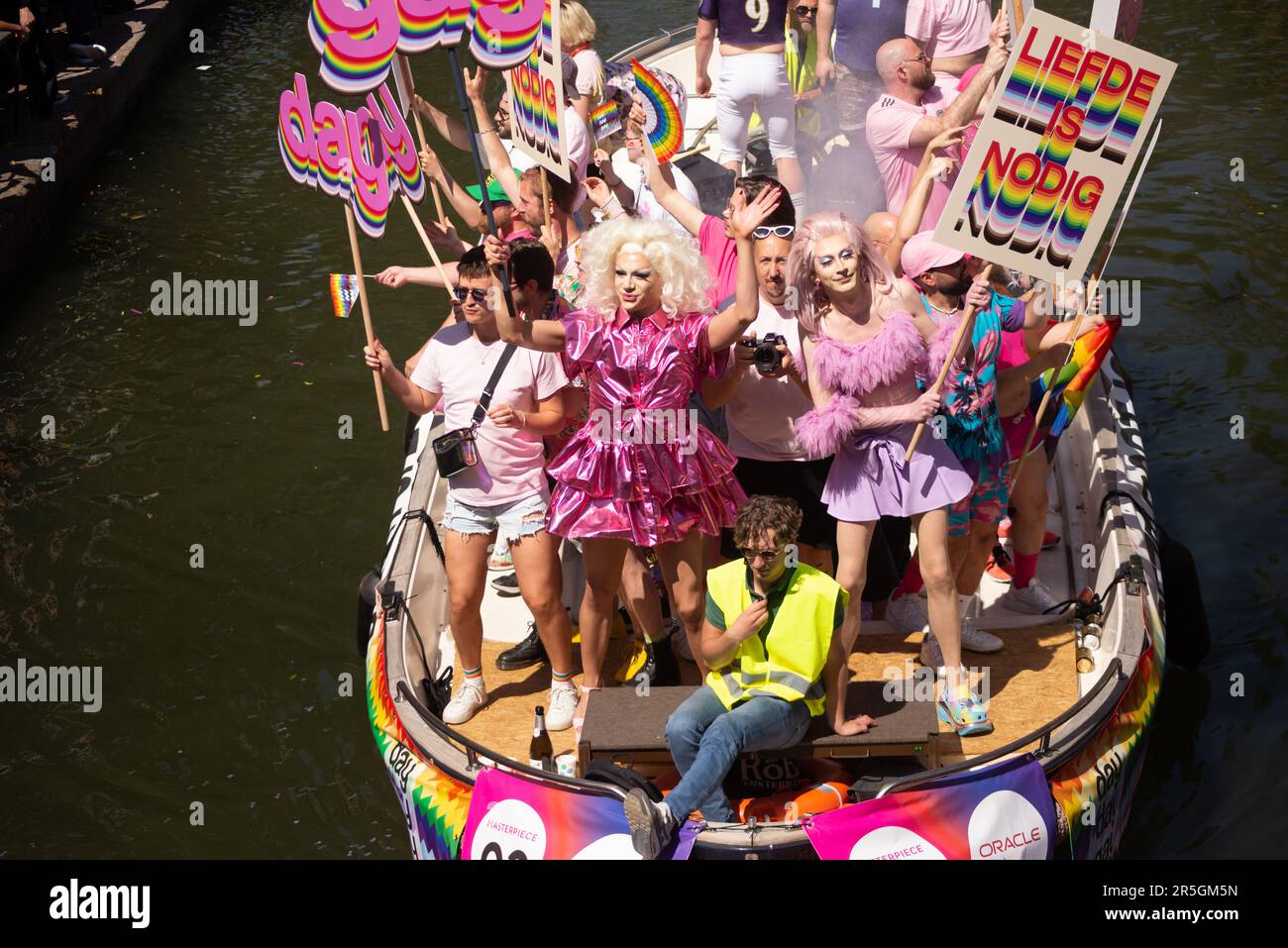 03 giugno, 2023 Utrecht, Paesi Bassi, drag regens piombo Utrecht Pride parata barca protestare contro la violenza anti-LBTQIA+ (valori multipli) Foto Stock