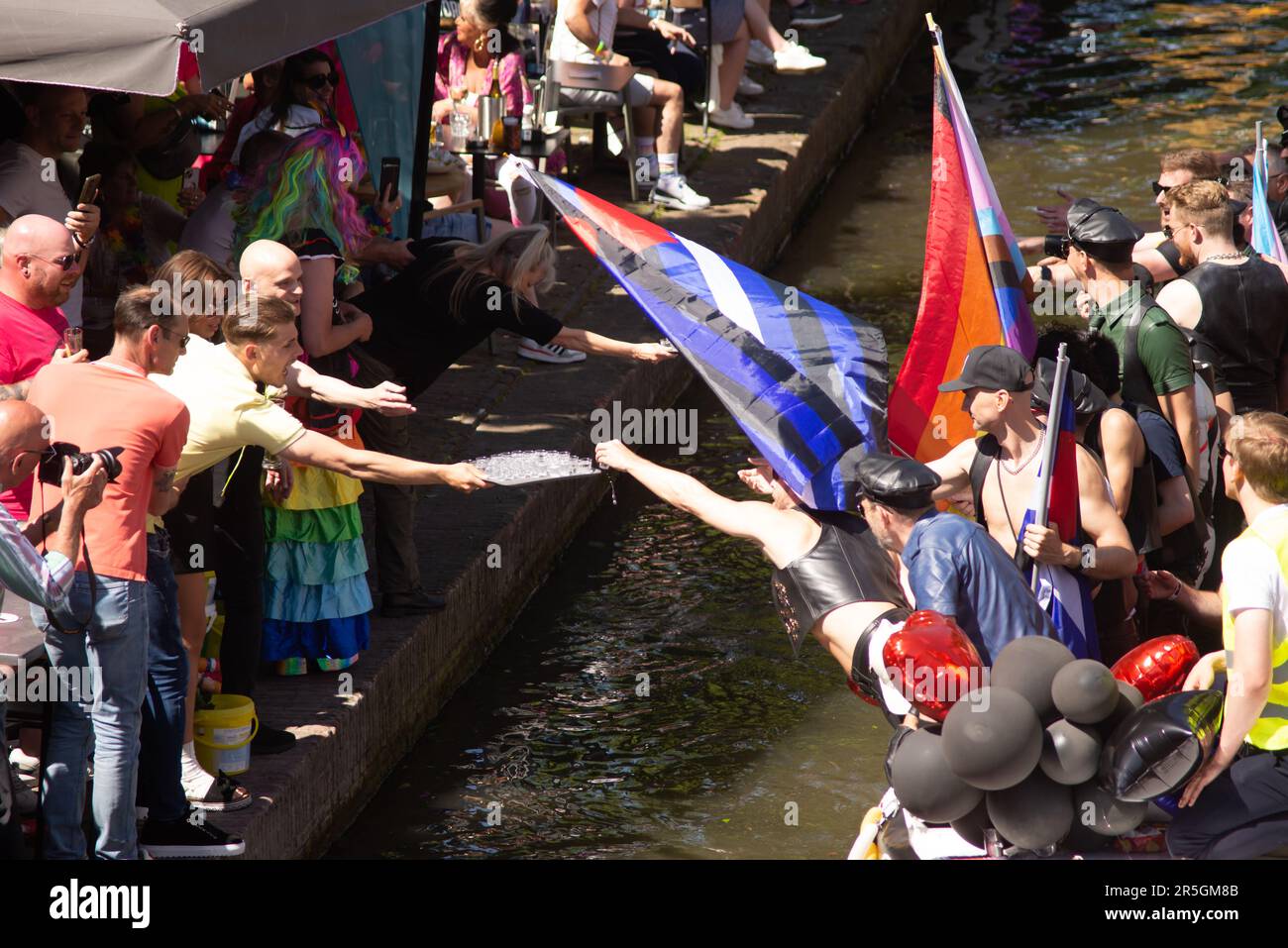 03 giugno, 2023 Utrecht, Paesi Bassi, drag regens piombo Utrecht Pride parata barca protestare contro la violenza anti-LBTQIA+ (valori multipli) Foto Stock