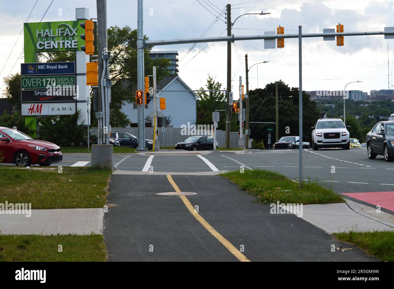 Sentiero multiuso Bayers Road all'incrocio con East Perimeter Road vicino al centro commerciale Halifax in Nuova Scozia, Canada Foto Stock