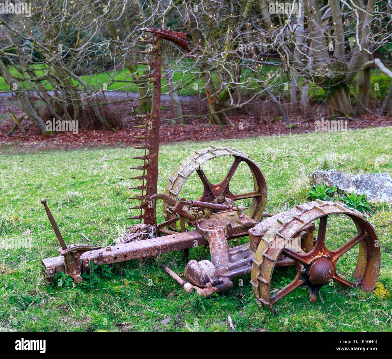 Una vecchia macchina di mietitura meccanica che sarebbe stata tirata dietro un trattore per raccogliere il prodotto. Foto Stock