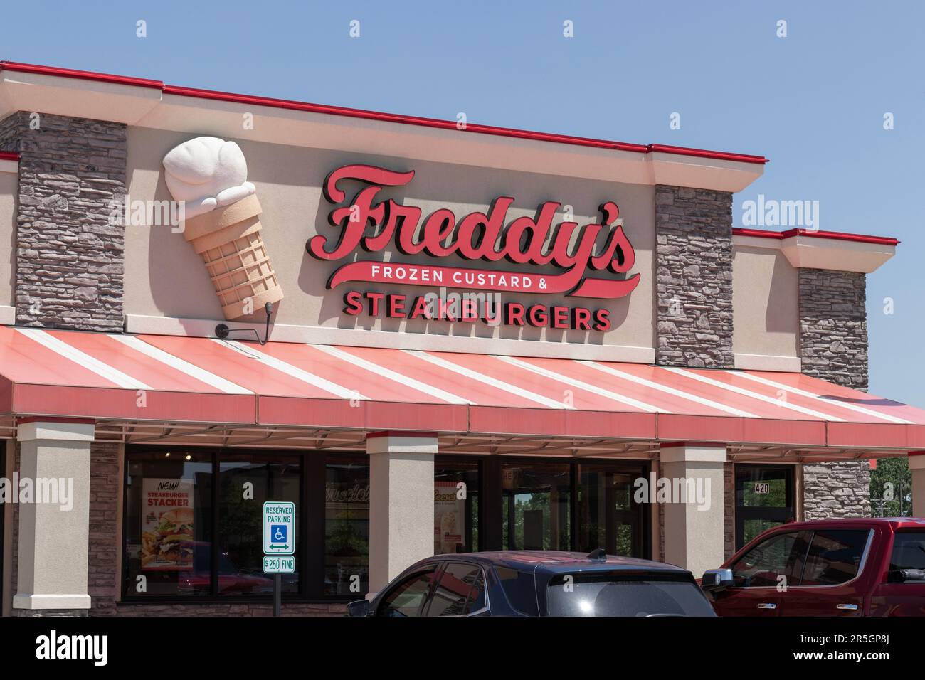 Champaign - circa Giugno 2023: Freddy's Frozen Custard e Steakburgers Restaurant. Freddy's è popolare nel Midwest. Foto Stock