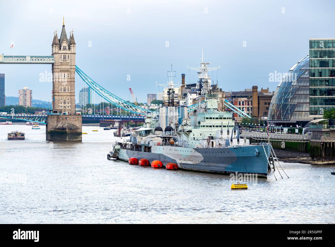 LONDRA, INGHILTERRA - 9th AGOSTO 2018: Vista di HMS Belfast sul Tamigi, Tower Bridge e l'edificio curvo in vetro a forma sferica del Municipio Foto Stock