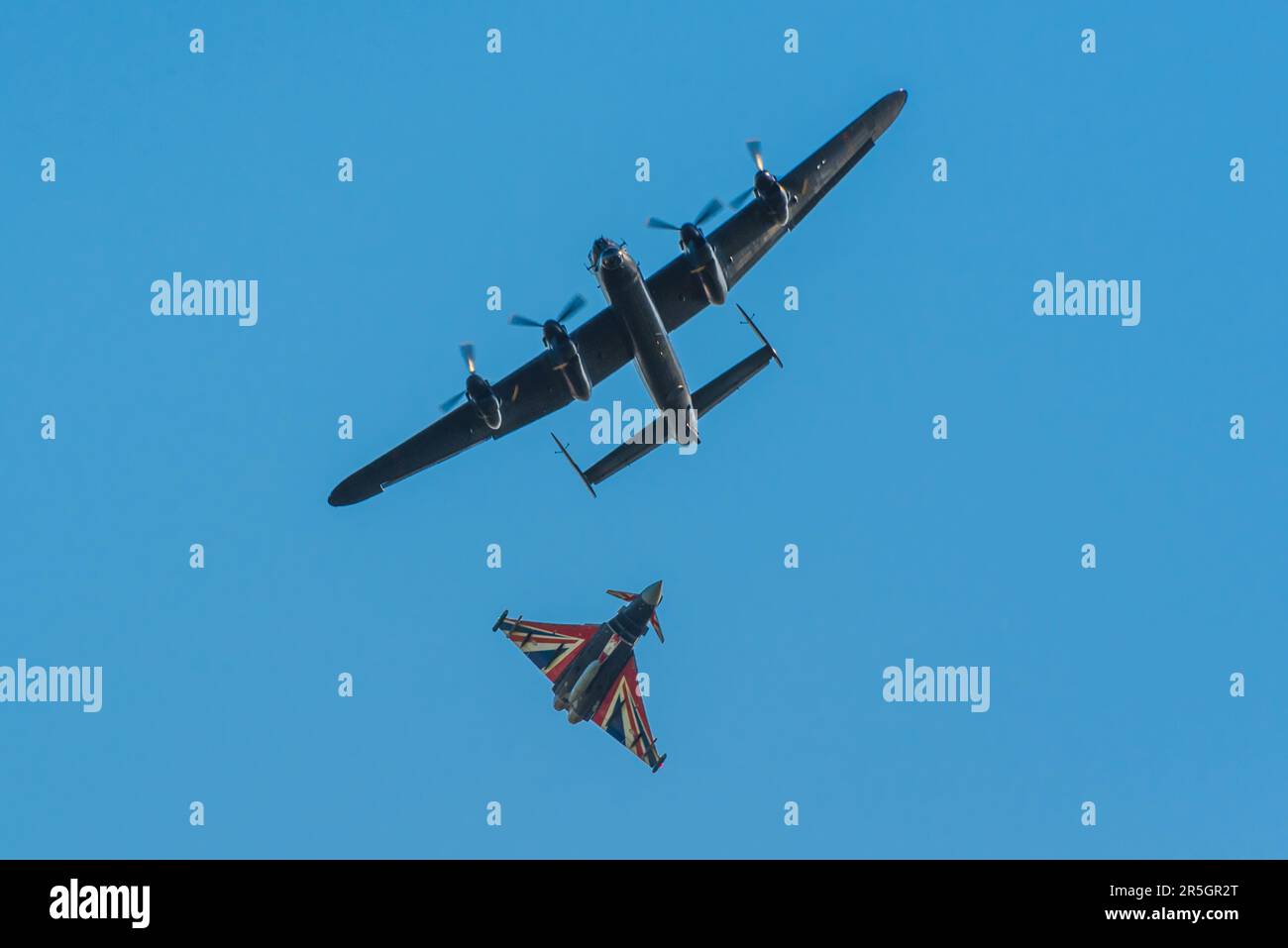 BBMF Lancaster Bomber e Typhoon in occasione della Battle of Britain Memorial Flight 2023 al Midlands Air Festival 2023 Foto Stock