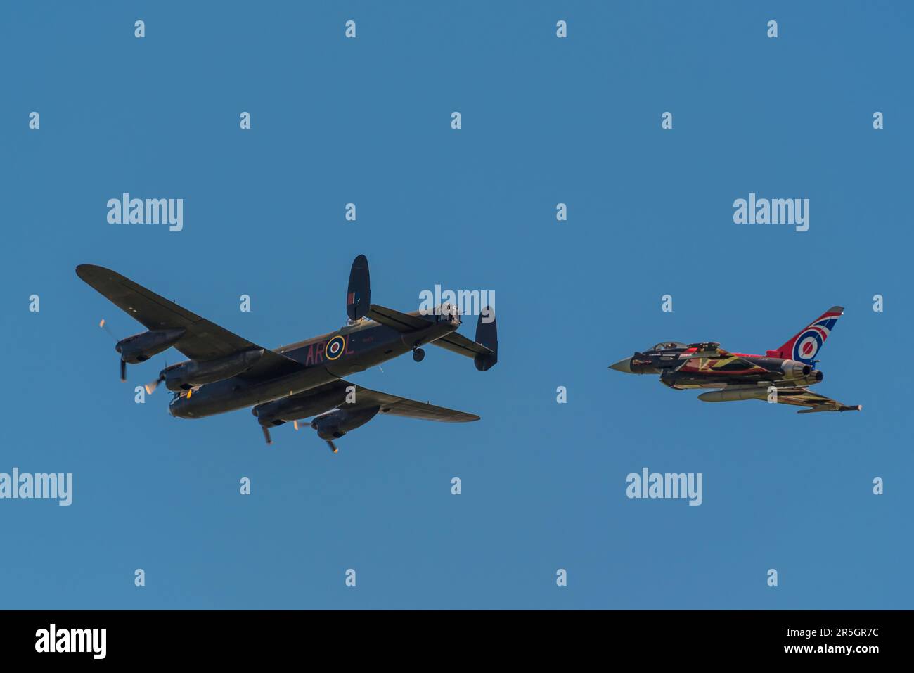 BBMF Lancaster Bomber e Typhoon in occasione della Battle of Britain Memorial Flight 2023 al Midlands Air Festival 2023 Foto Stock