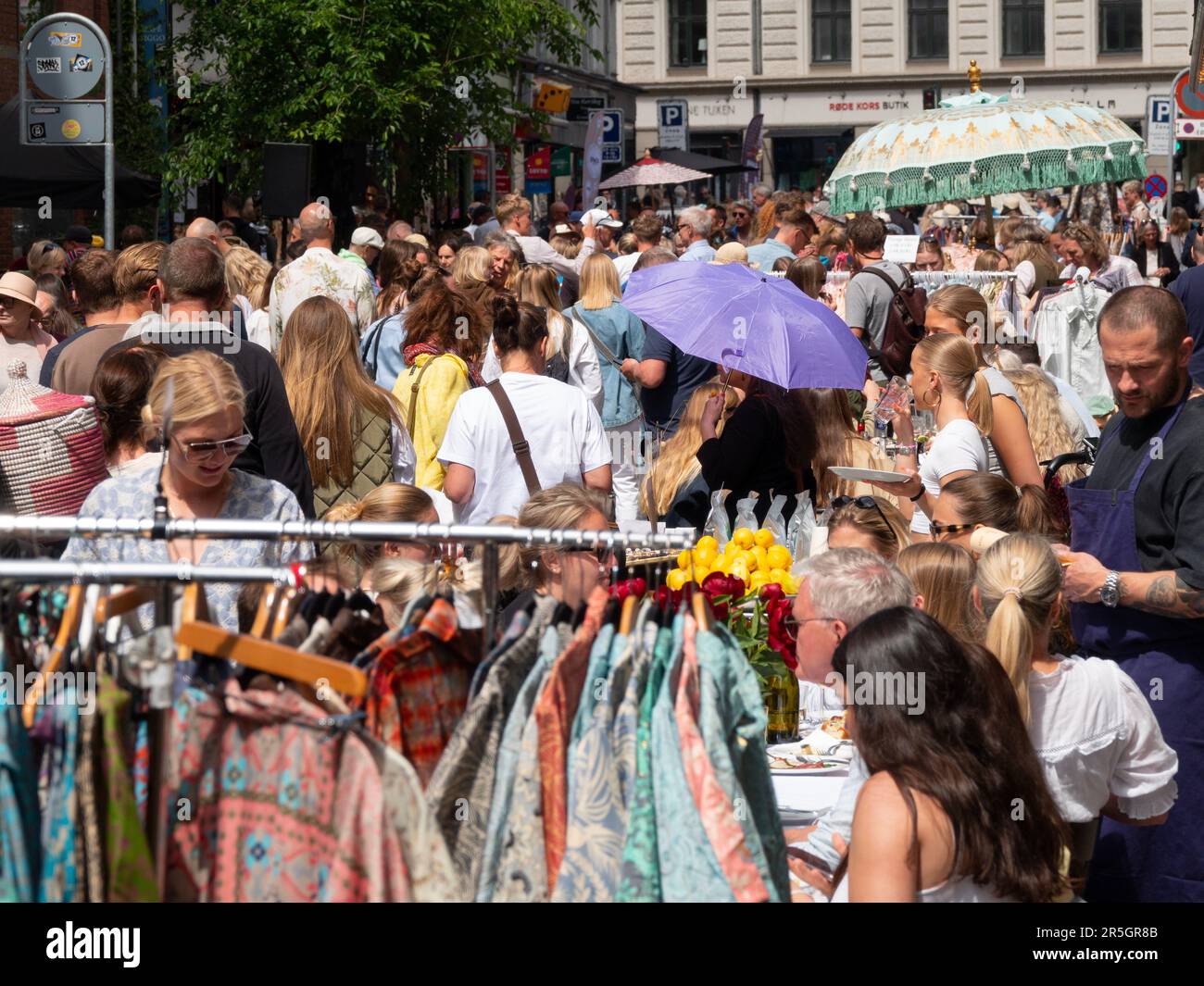 Street con mercato delle pulci pieno di gente. Copenaghen, Danimarca - 3 giugno 2023. Foto Stock