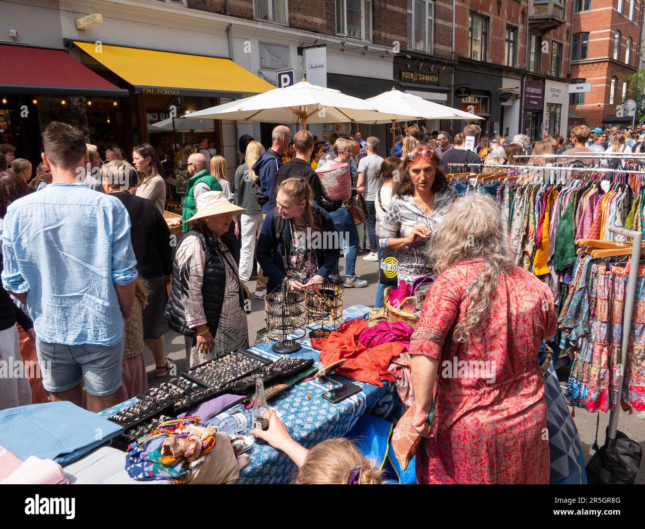 Street con mercato delle pulci pieno di gente. Copenaghen, Danimarca - 3 giugno 2023. Foto Stock