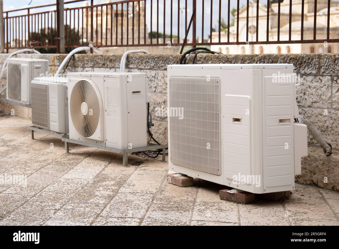 Condizionatori d'aria in piedi sul tetto di un edificio a Gerusalemme all'aperto Foto Stock