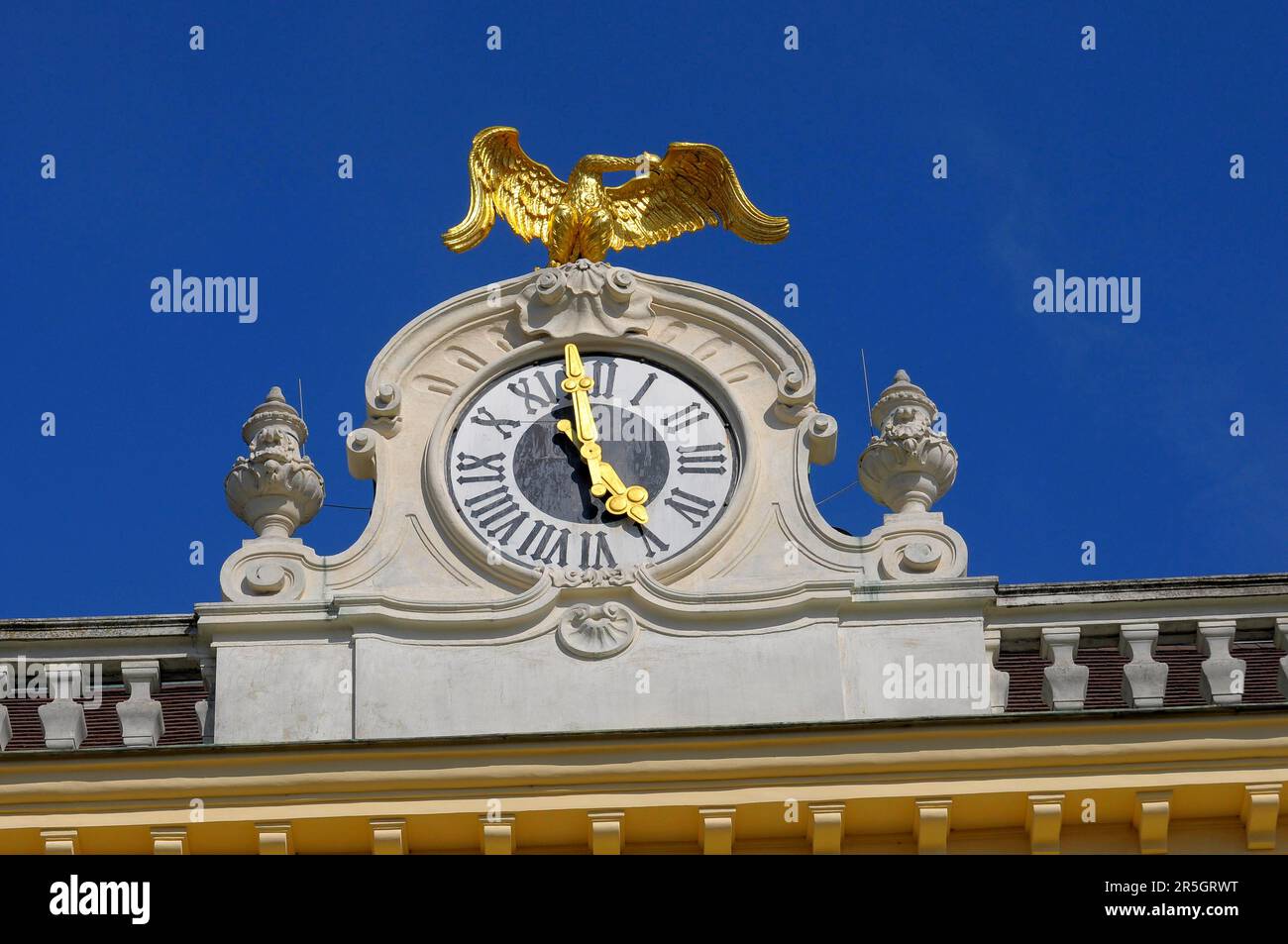 Austria, Vienna, Palazzo di Schoenbrunn, Parco del Palazzo, orologio all'ingresso Foto Stock