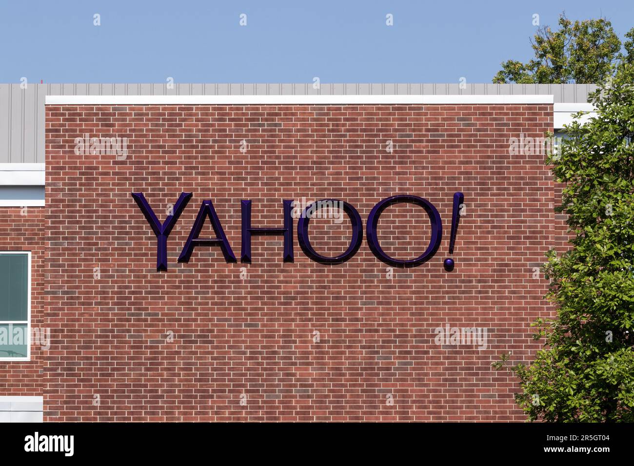 Champaign - circa Giugno 2023: Yahoo! ufficio di ricerca. Yahoo! Fa parte di Verizon e Apollo Global Management e fornisce servizi Web e computer cloud Foto Stock