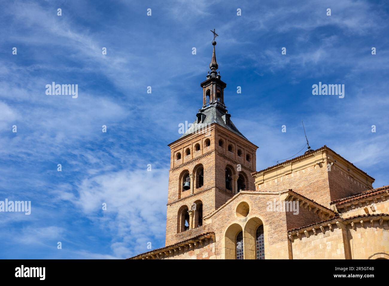 Iglesia de San Martín (Chiesa di San Martín) romanico - Torre campanaria in stile Mudejar con archi in mattoni su colonne di pietra, Segovia, Spagna. Foto Stock