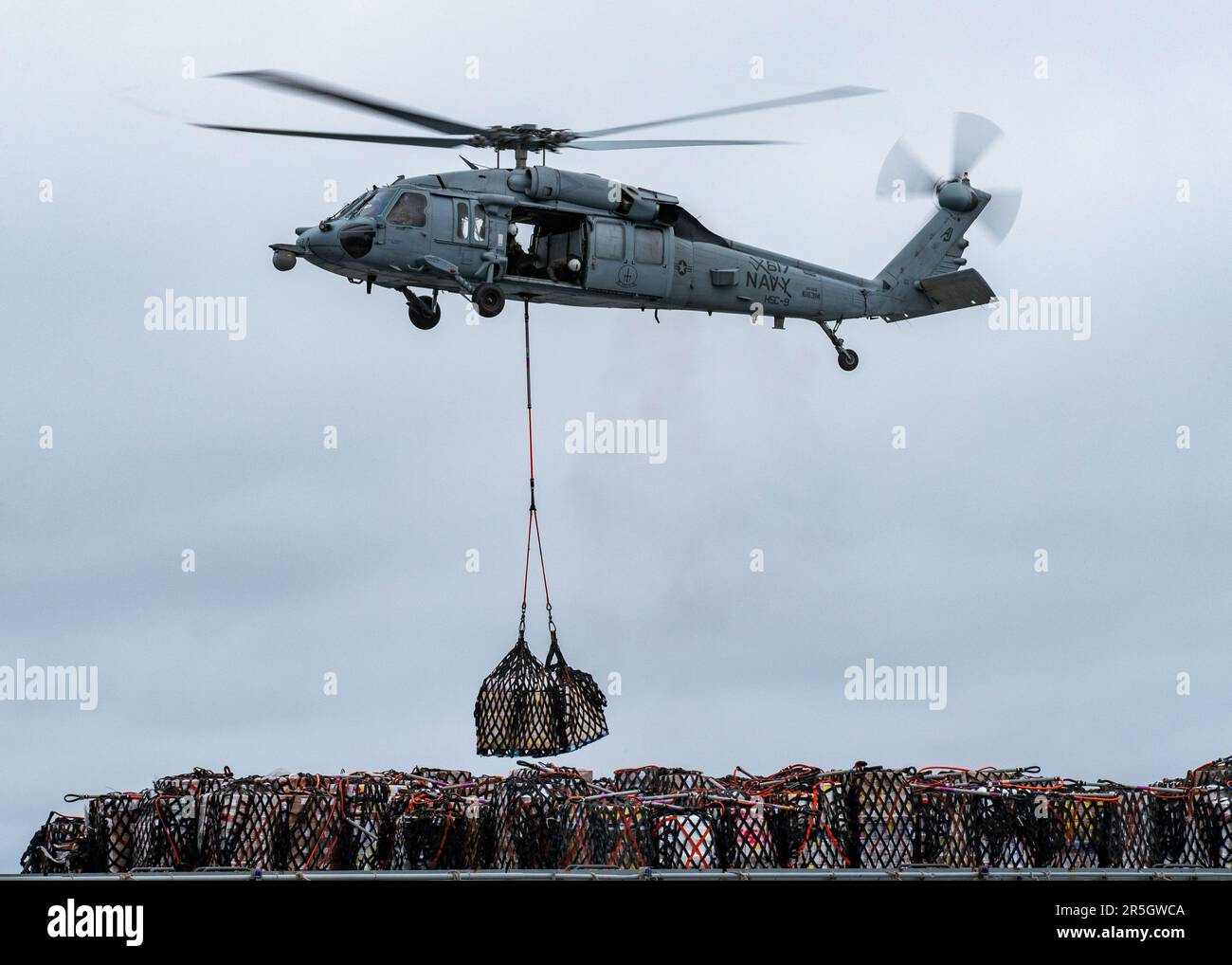 Un MH-60s Knighthawk, attaccato ai 'tridenti' di Helicopter Sea Combat Squadron (HSC) 9, riceve merci da USNS Medgar Evers (T-AKE 13) durante un rifornimento in mare con la più grande portaerei del mondo USS Gerald R. Ford (CVN 78), 2 giugno 2023. HSC 9 viene dispiegato a bordo di CVN 78 come parte di Carrier Air Wing (CVW) 8. Gerald R. Ford è il gruppo statunitense La più recente e avanzata portaerei della Marina, che rappresenta un salto generazionale negli Stati Uniti Capacità della Marina di proiettare potenza su scala globale. Il gruppo Gerald R. Ford Carrier Strike Group è in fase di implementazione pianificata negli Stati Uniti Forze navali in Europa Foto Stock