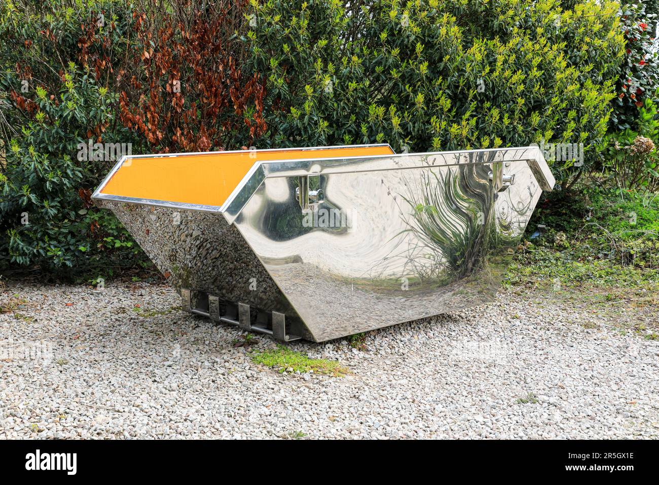 Un salto in acciaio inossidabile lucidato di Ian penna, intitolato 'Salta di luce', Tremenheere Sculpture Gardens vicino a Penzance, Cornovaglia, Inghilterra, UK Foto Stock