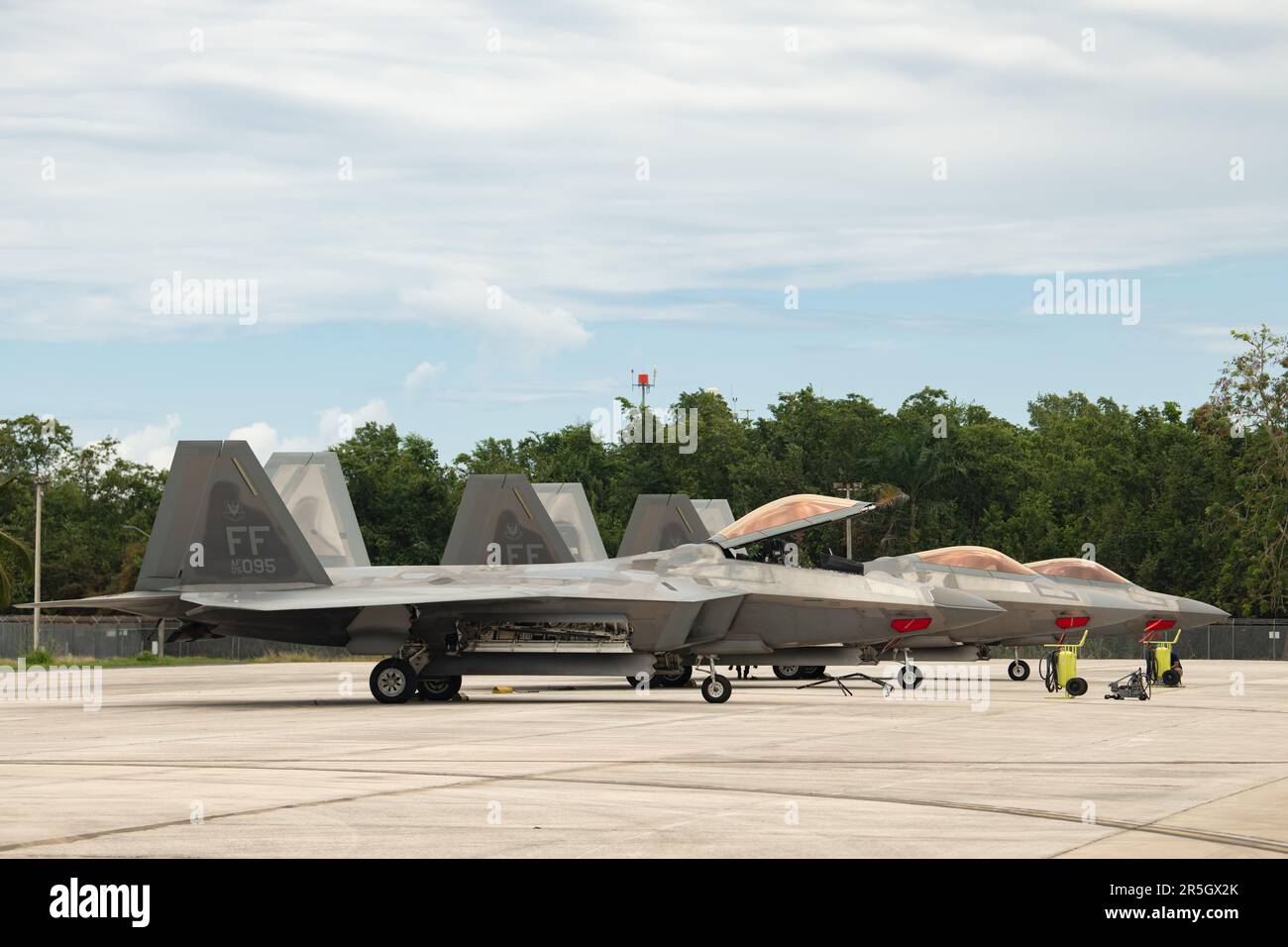 F-22 Raptors sono parcheggiati sulla linea di volo durante l'operazione Hoodoo Sea il 5 maggio 2023, presso la base della Guardia Nazionale aerea di Muñiz in Carolina, Porto Rico. L'esercizio, condotto da Virginia ANG, cerca di testare e convalidare gli elementi di forza minima utilizzando Airmen multi-capace, eseguendo funzioni tra le specialità professionali e su più piattaforme. (STATI UNITI Foto della Guardia Nazionale aerea di staff Sgt. Bryan Myhr) Foto Stock