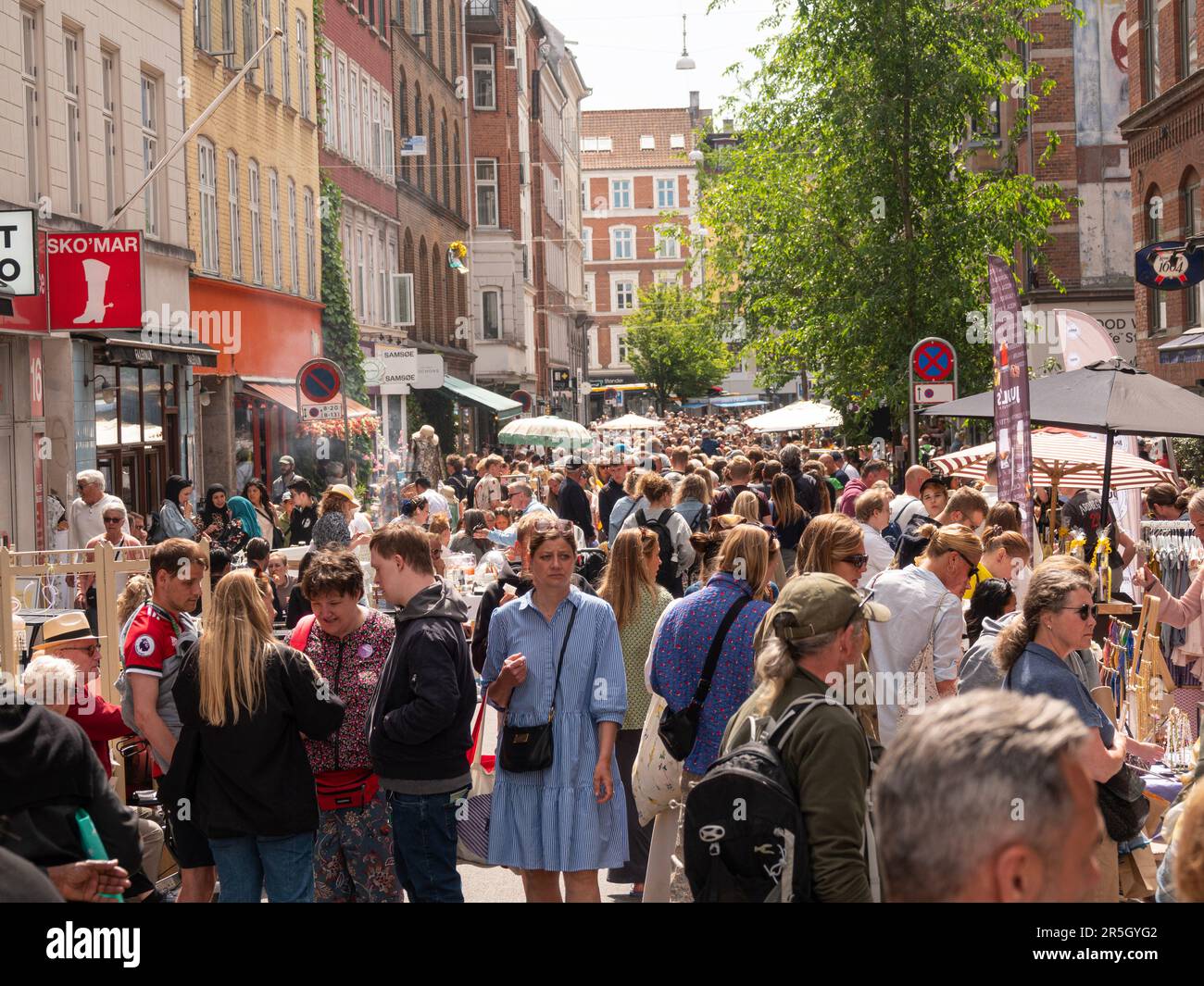 Street con mercato delle pulci pieno di gente. Copenaghen, Danimarca - 3 giugno 2023. Foto Stock