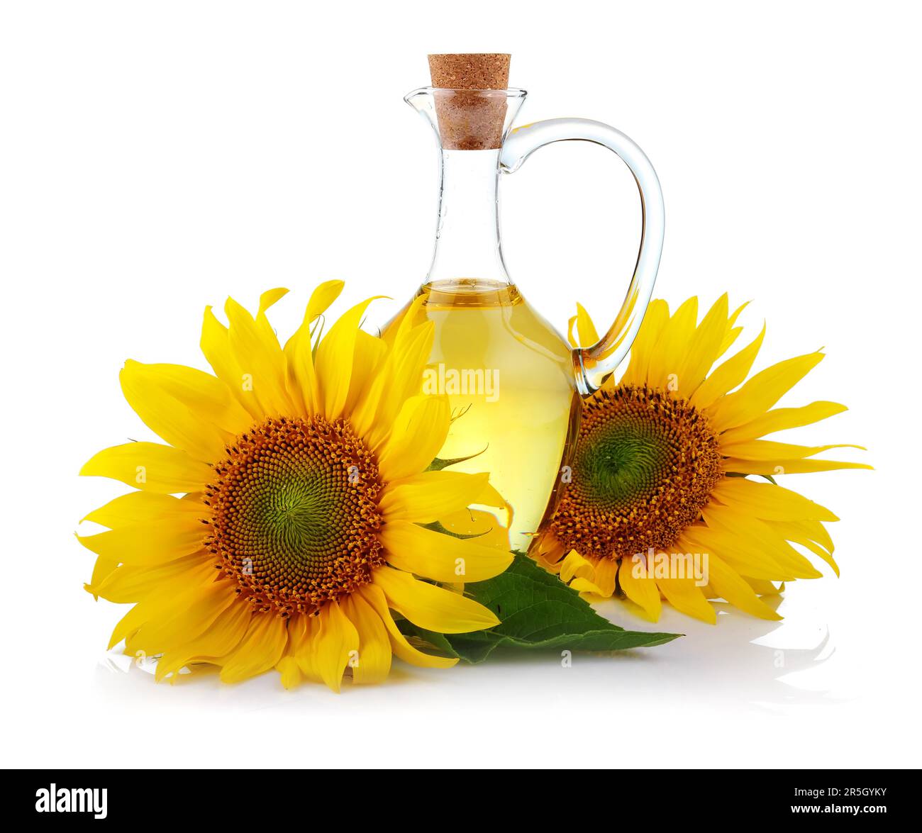 Caraffa di olio di girasole con fiori isolati su fondo bianco Foto Stock