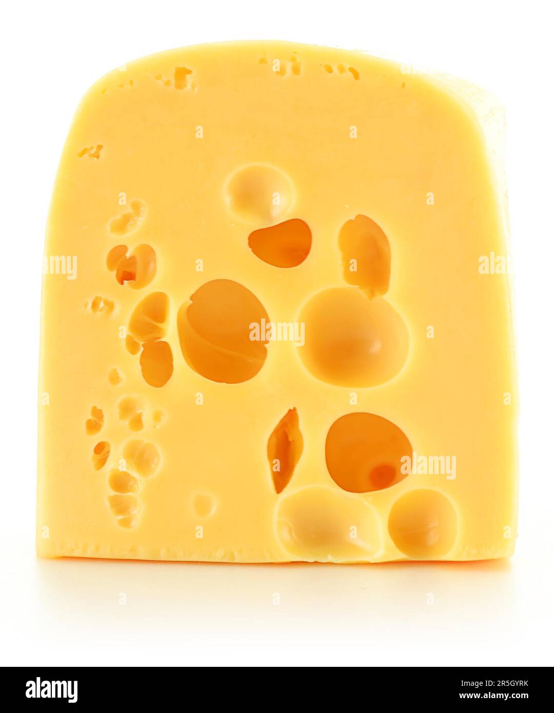 Composizione con un pezzo di formaggio isolato su bianco. Prodotto caseario Foto Stock