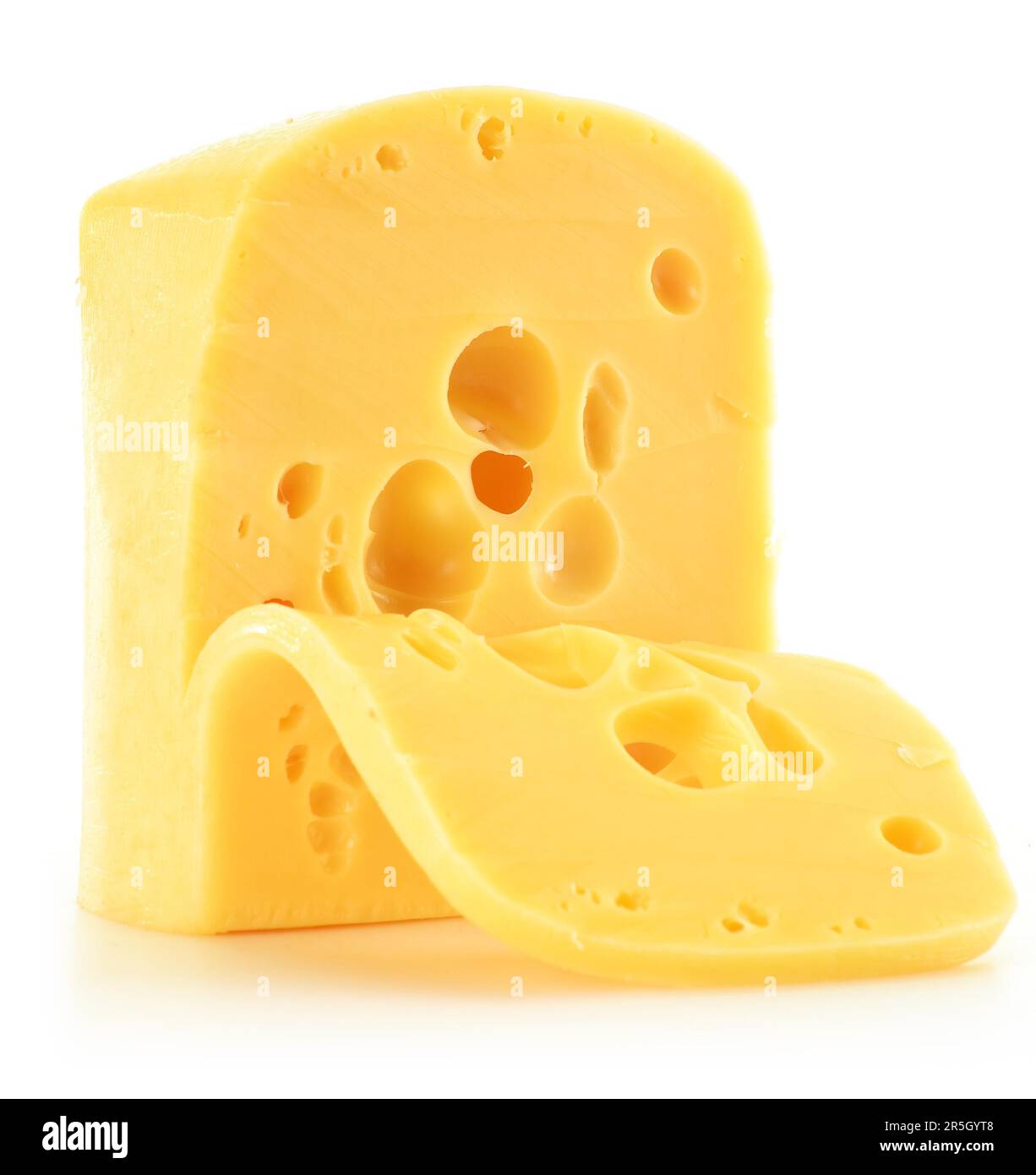 Composizione con un pezzo di formaggio isolato su bianco. Prodotto caseario Foto Stock
