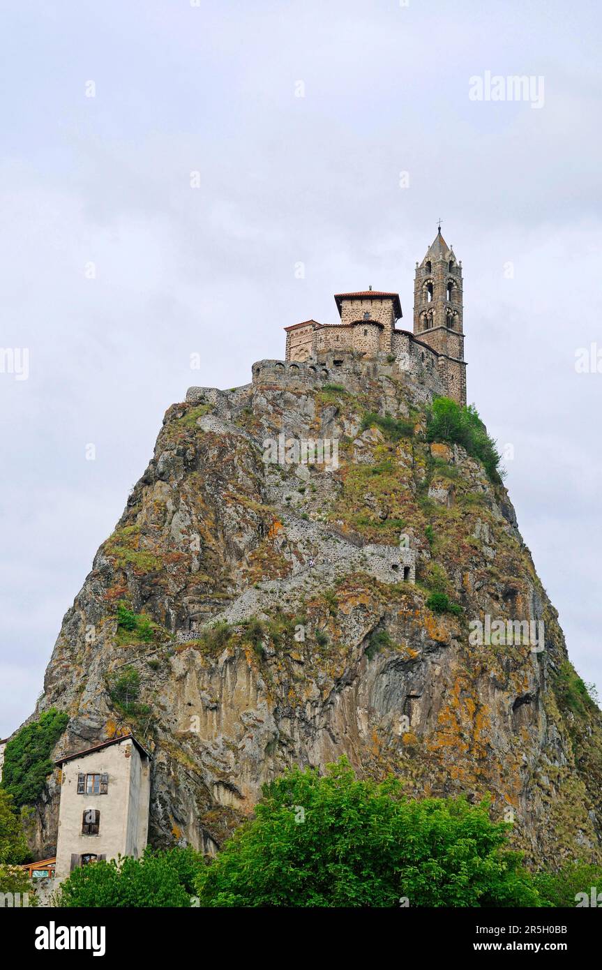 Chiesa di Saint-Michel d 'Aiguilhe, le Puy-en-Velay, dipartimento dell'alta Loira, Auvergne, Francia Foto Stock