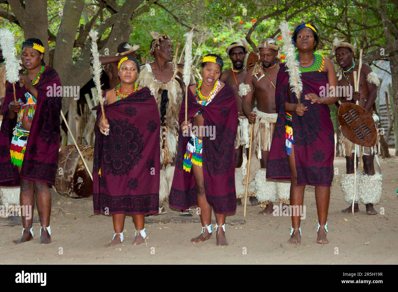 Donne, DumaZulu, Duma Zulu, villaggio tradizionale, villaggio museo, KwaZulu Natal, Sudafrica Foto Stock