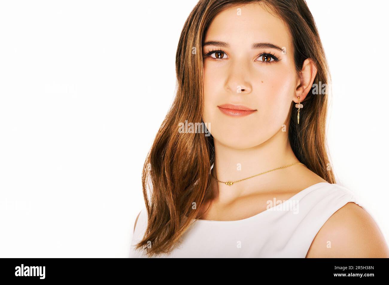 Primo piano ritratto di giovane bella donna su sfondo bianco, capelli castani, pelle perfetta, trucco morbido Foto Stock