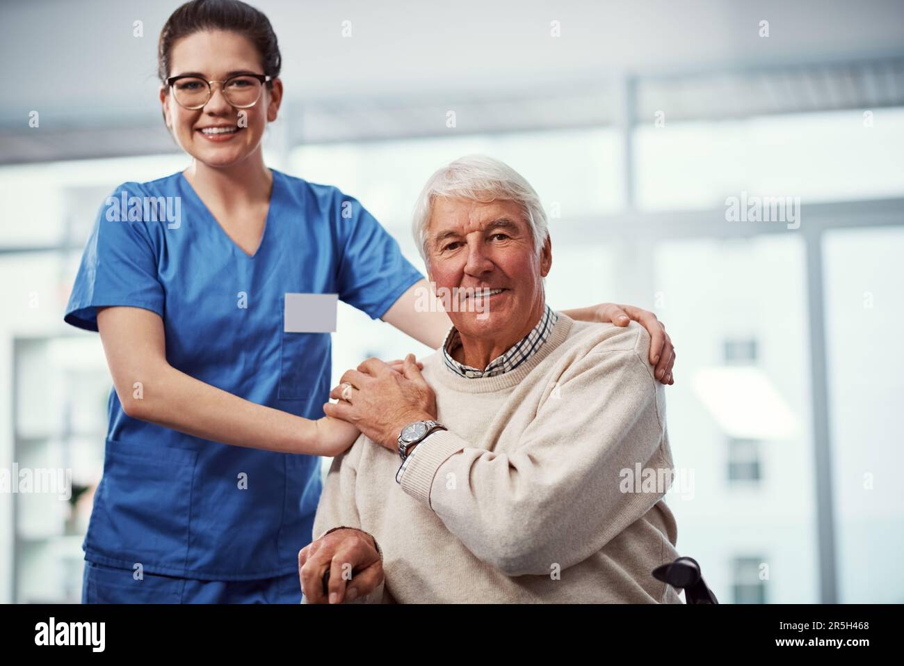 Solo un vecchio con la sua meravigliosa caregiver. Ritratto corto di una giovane infermiera e della sua paziente anziana nella casa di vecchiaia. Foto Stock
