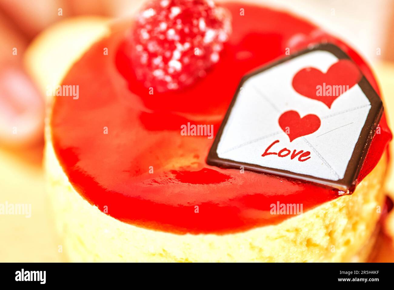 Torta gourmet di souffle rosso decorata con choclate lettera d'amore Foto Stock