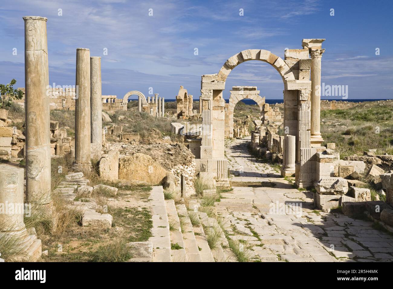 Arco di Traiano, di fronte all'Arco di Tiberio, Via Trionfale, città in rovina di Leptis Magna, Libia Foto Stock