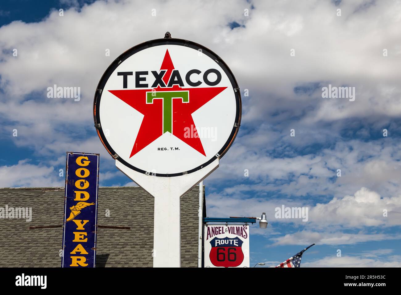 SELIGMAN, ARIZONA, USA - LUGLIO 31 : Old Texaco e altri segni a Seligman, Arizona, USA il 31 luglio 2011 Foto Stock