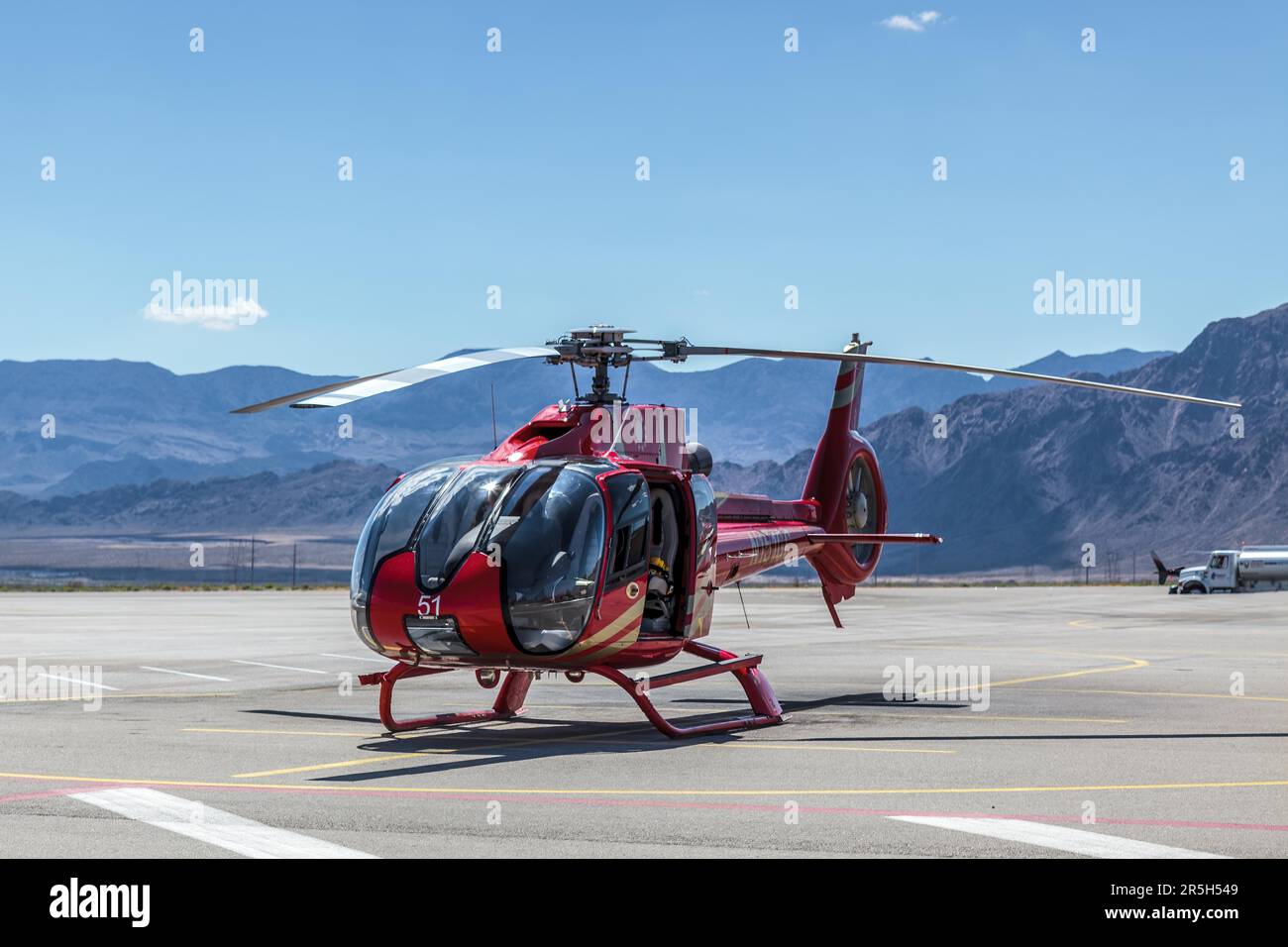 BOULDER CITY, NEVADA, USA - AGOSTO 1 : elicottero rosso parcheggiato sul campo aereo a Boulder City, Nevada, USA il 1 Agosto 2011 Foto Stock