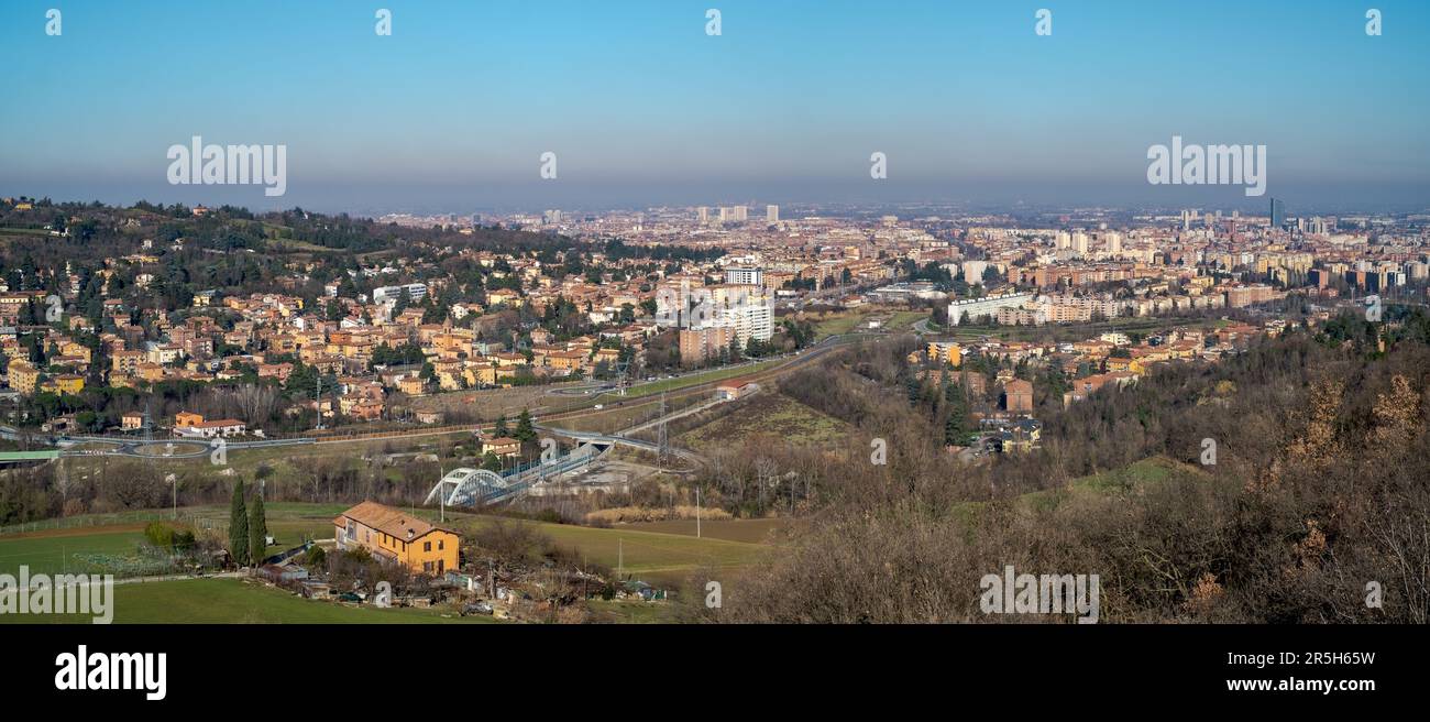 Il versante orientale di Bologna visto da un colle del Parco dei gessi Bolognesi e dei Calanchi dell'Abbadessa. Città Metropolitana di Bologna Foto Stock