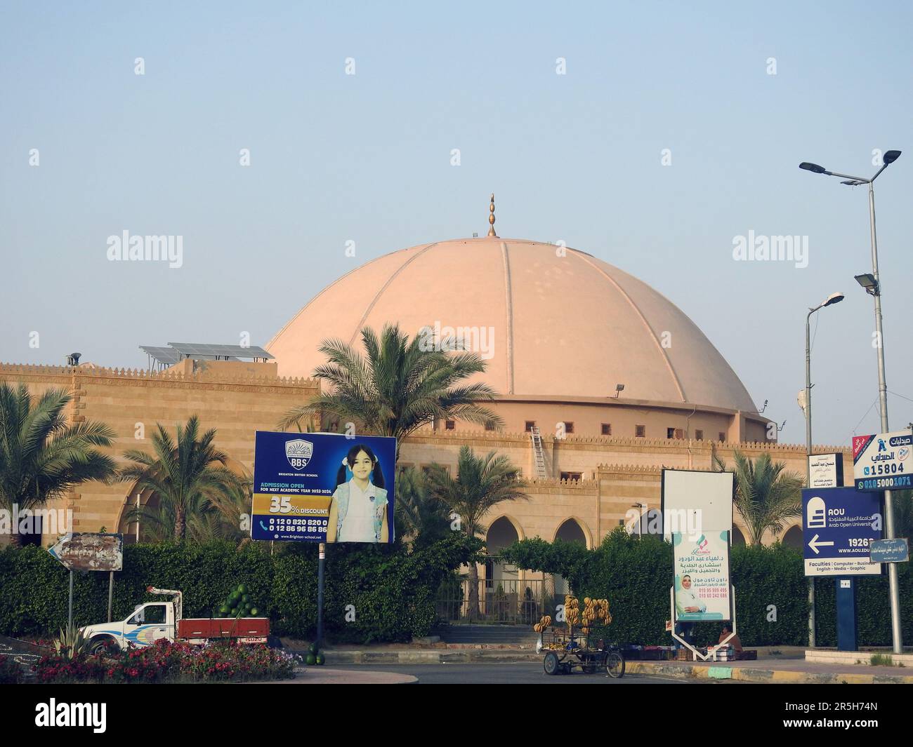 Cairo, Egitto, 20 2023 maggio: Grande cupola di una moschea contro un cielo blu alla luce del giorno, le moschee sono il luogo per il culto e le preghiere per i musulmani dove il th Foto Stock