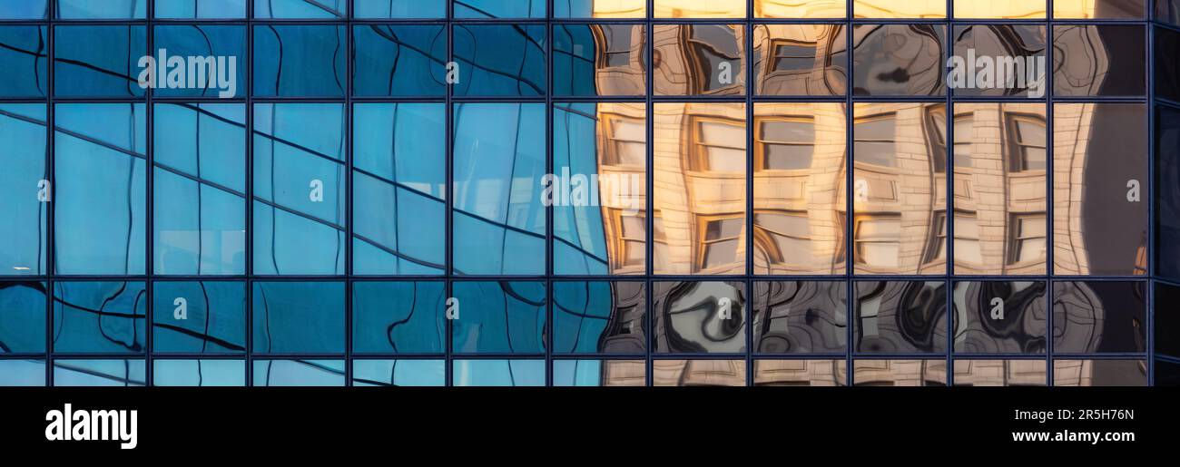 Facciata a cortina su un edificio moderno nel centro di Vancouver, British Columbia, Canada Foto Stock