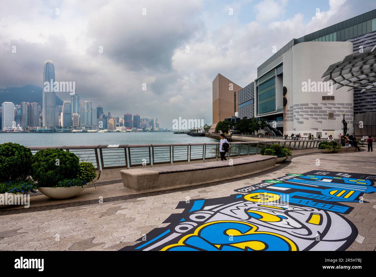 Una veduta del Museo d'Arte di Hong Kong e dell'Isola di Hong Kong dalla Avenue of Stars, Kowloon, Hong Kong, Cina. Foto Stock