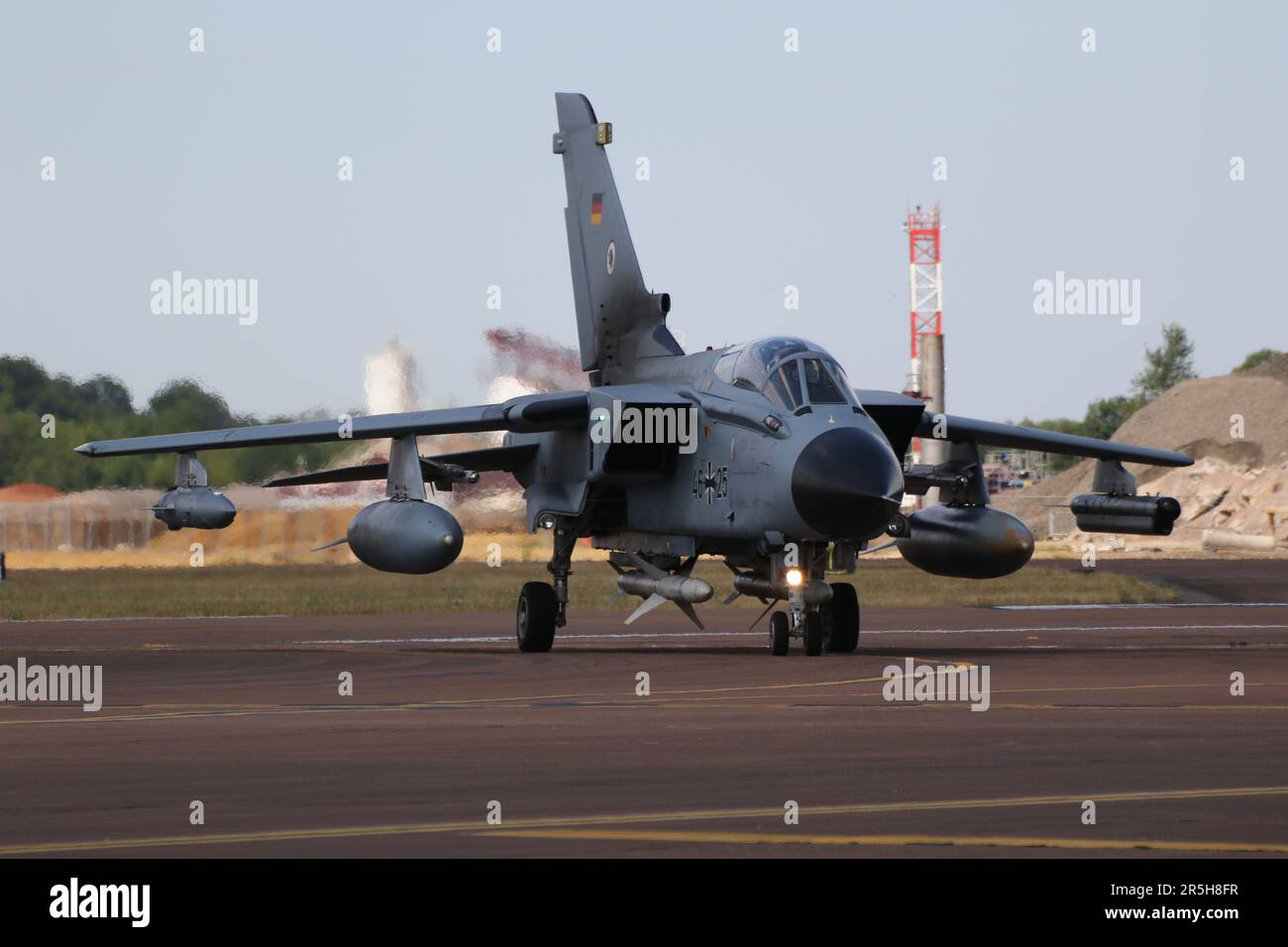 46+25, una Panavia Tornado ECR gestita dall'Aeronautica tedesca, che arriva a RAF Fairford in Gloucestershire, Inghilterra per partecipare al Royal International Air Tattoo 2022 (RIAT 2022). Foto Stock