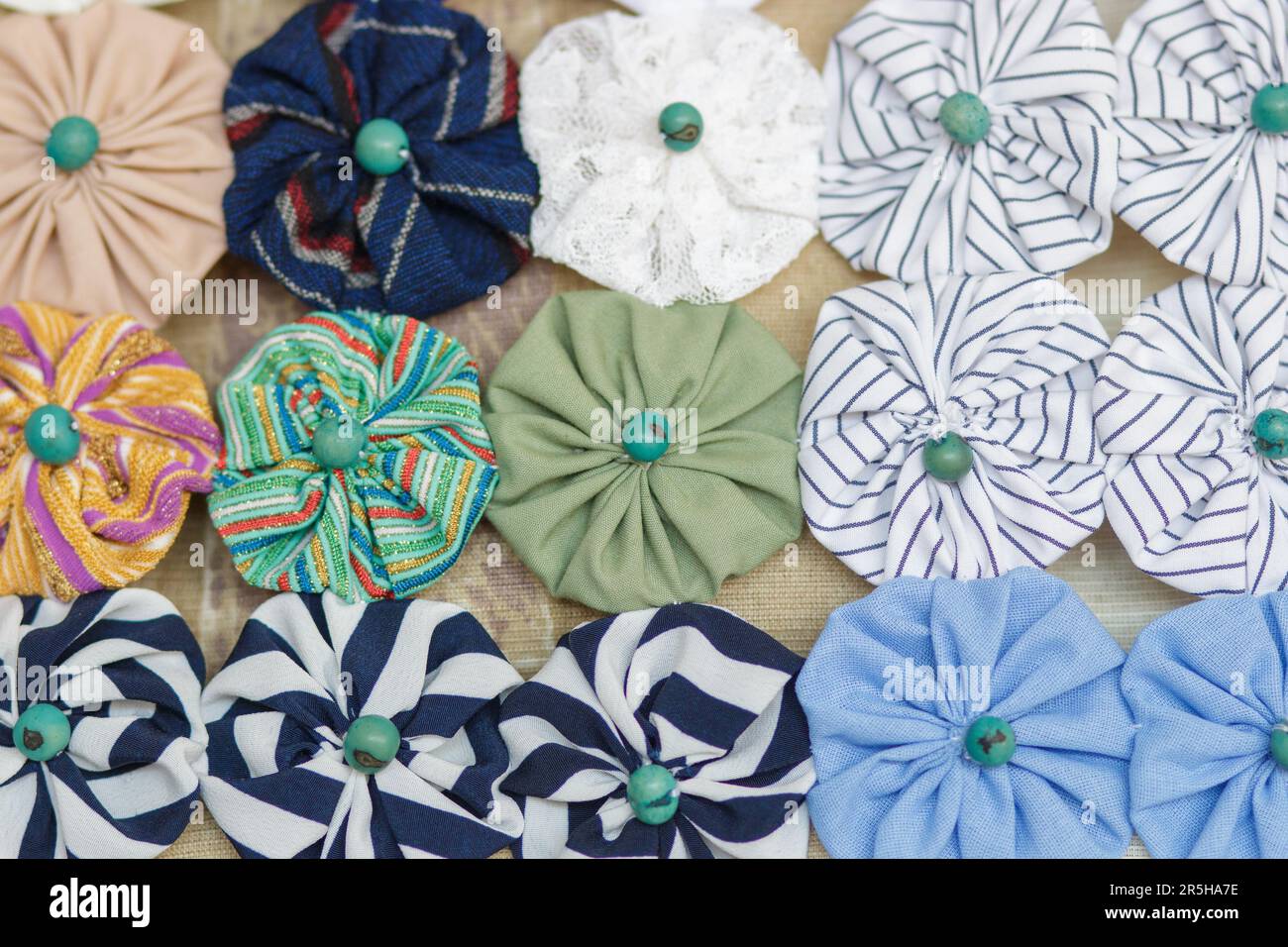 L'artigianato yo-yo è composto da diversi piccoli fasci di vestiti che, cuciti insieme, danno origine a fiori di diversi colori. interni a rio de Foto Stock