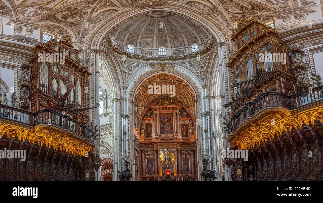 Vista panoramica dell'altare maggiore e degli organi di tubazioni alla Moschea-Cattedrale di Cordoba - Cordoba, Andalusia, Spagna Foto Stock