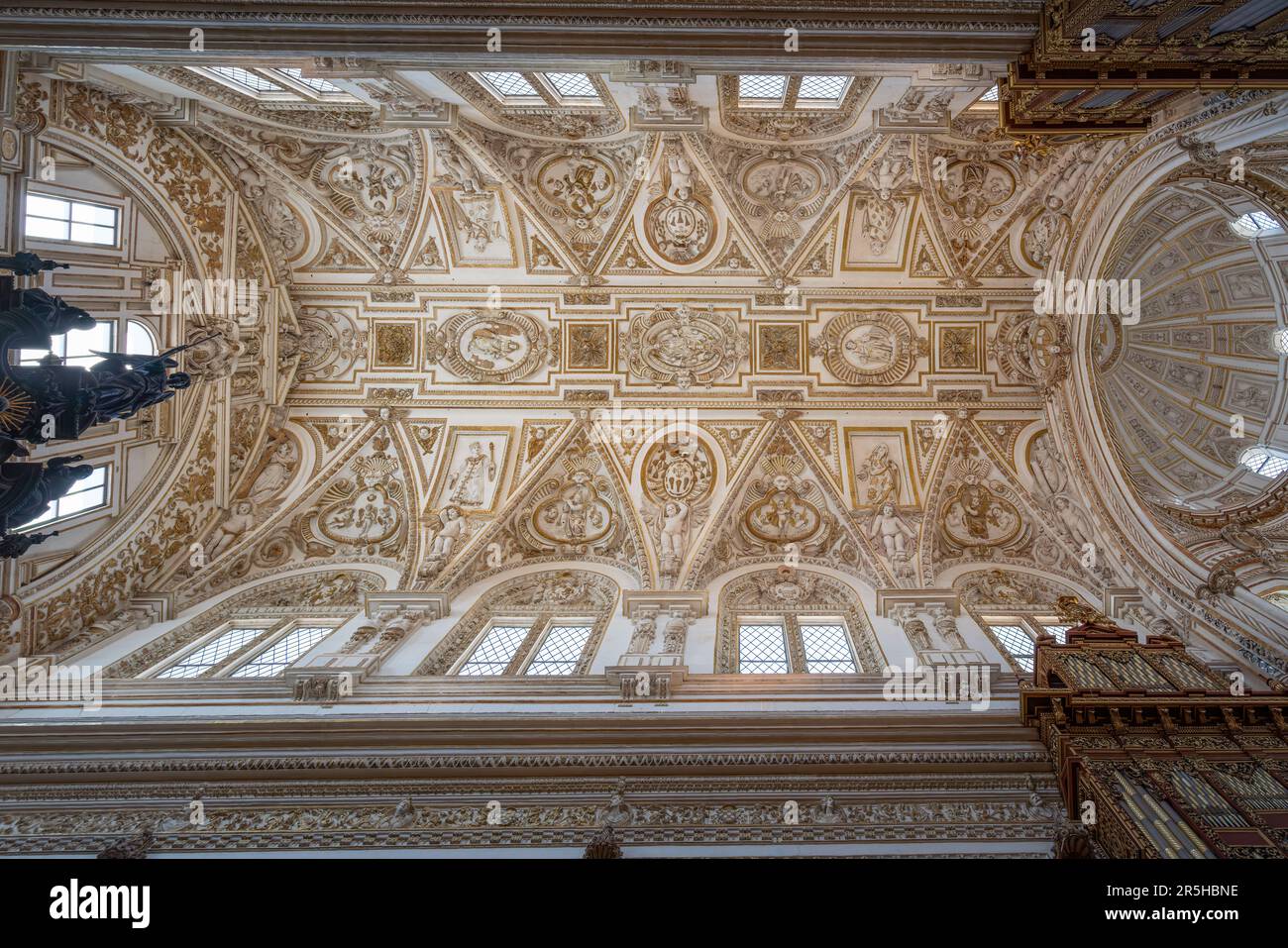 Soffitto alto della zona dell'altare alla moschea-cattedrale di Cordoba - Cordoba, Andalusia, Spagna Foto Stock