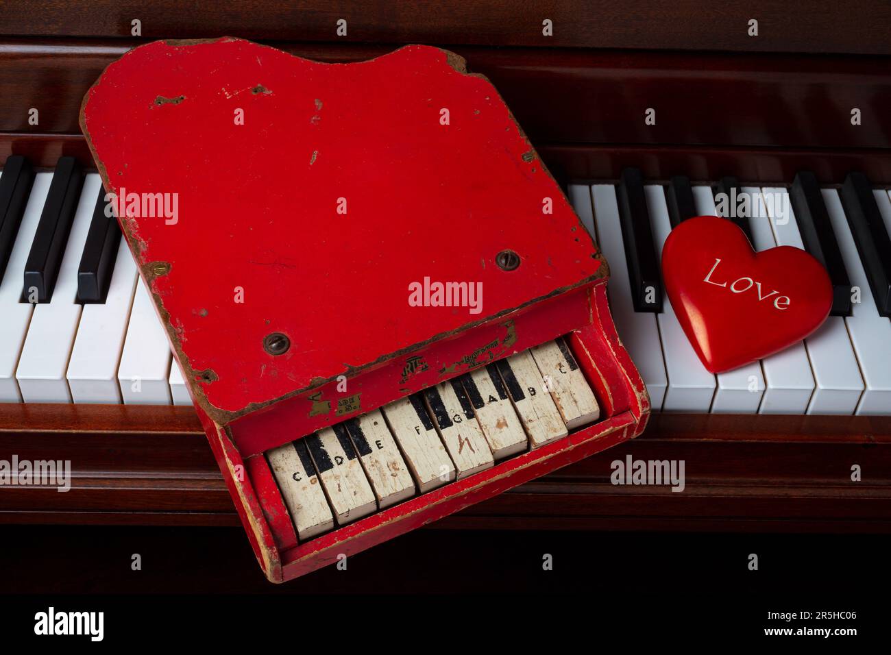 Red Toy piano e Red Love Heart Foto Stock