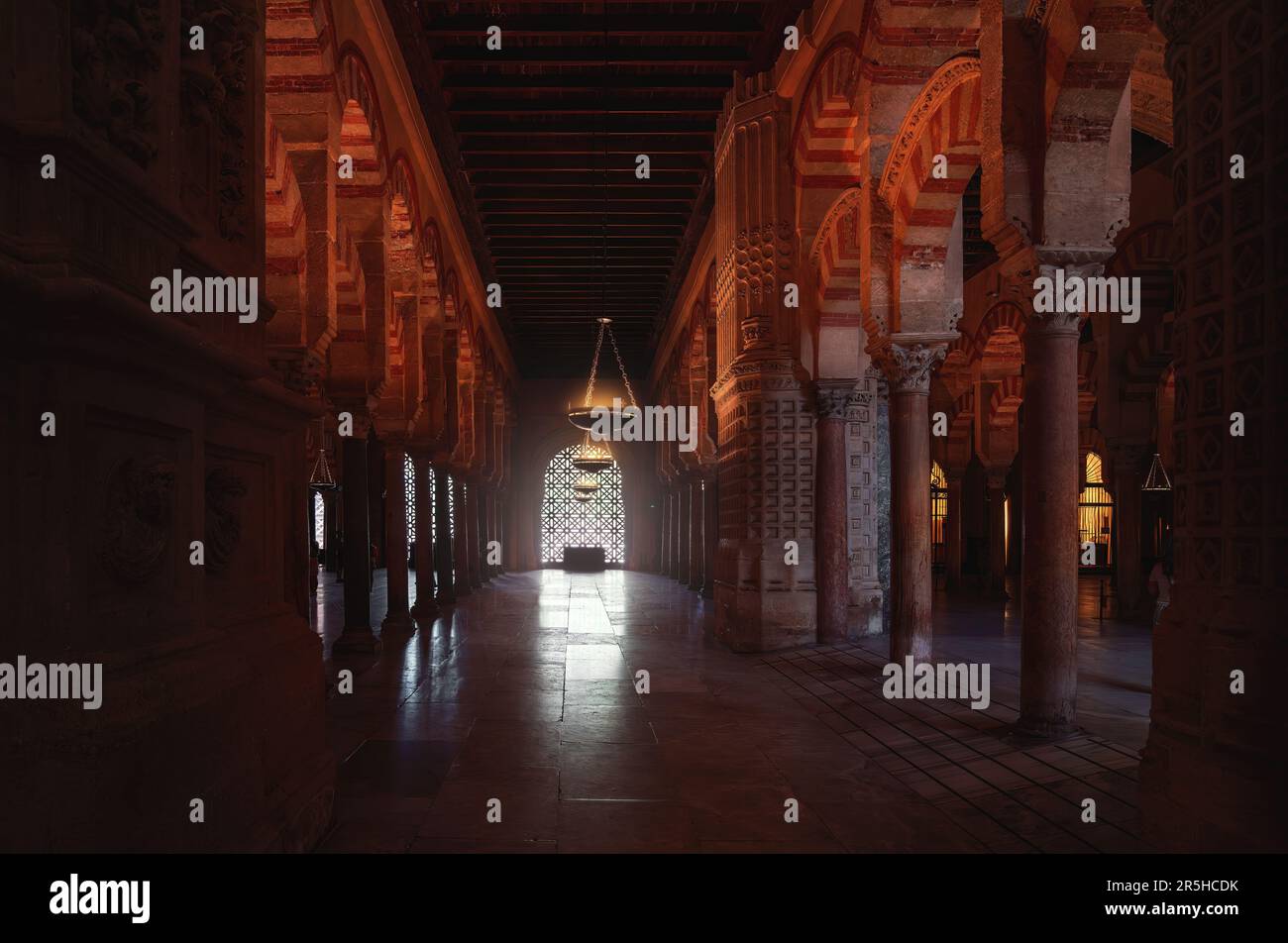 Archi, colonne e pannelli di lattice alla moschea-cattedrale di Cordoba - Cordoba, Andalusia, Spagna Foto Stock