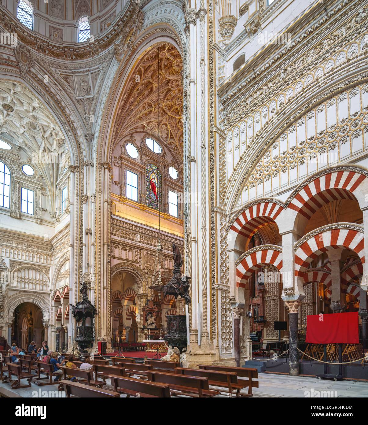 Area dell'altare maggiore presso la Moschea-Cattedrale di Cordoba - Cordoba, Andalusia, Spagna Foto Stock