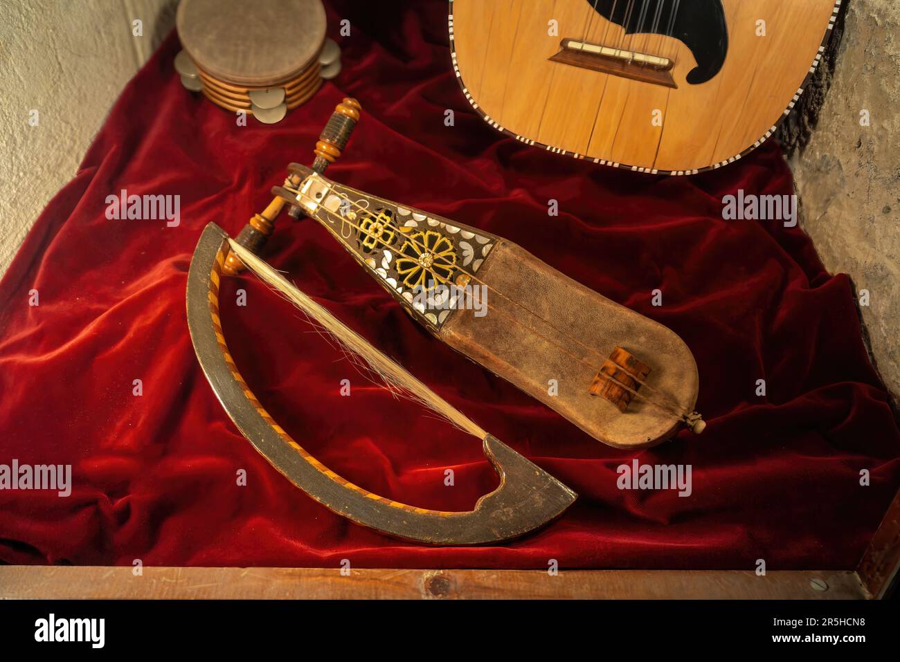 Rebab - strumento musicale andaluso al Museo Alive di al-Andalus nella Torre di Calahorra - Cordoba, Andalusia, Spagna Foto Stock