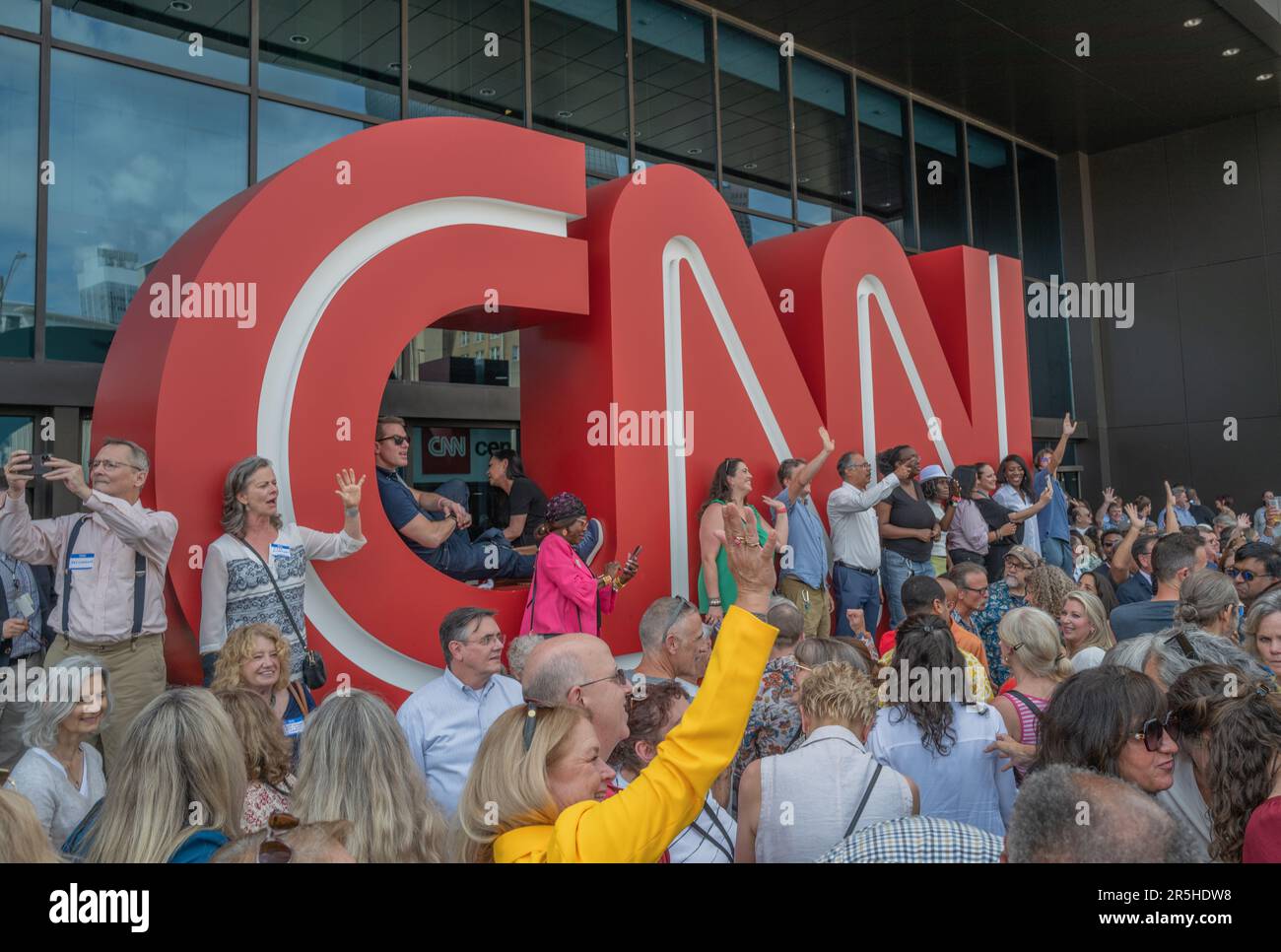 ATLANTA, GA – 1 giugno 2023: Le persone si riuniscono per le fotografie al di fuori del CNN Center durante una riunione di ex studenti della Cable News Network. Foto Stock